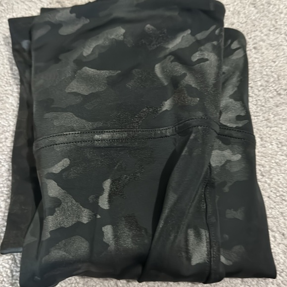 Spanx camo leggings - Picture 6 of 6